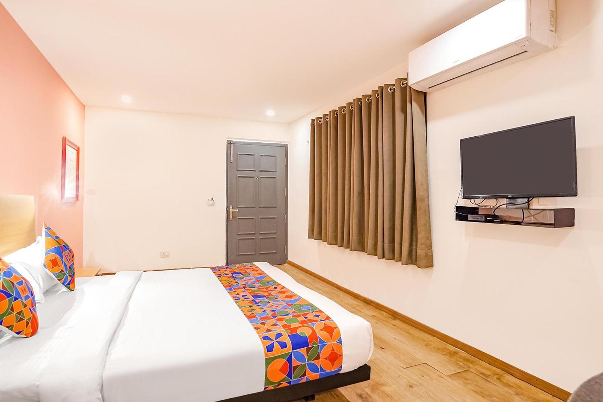 Super Townhouse O Hotel Aditya Residency Near Parthala Over Bridge Sector 121 Noida Indirapuram المظهر الخارجي الصورة