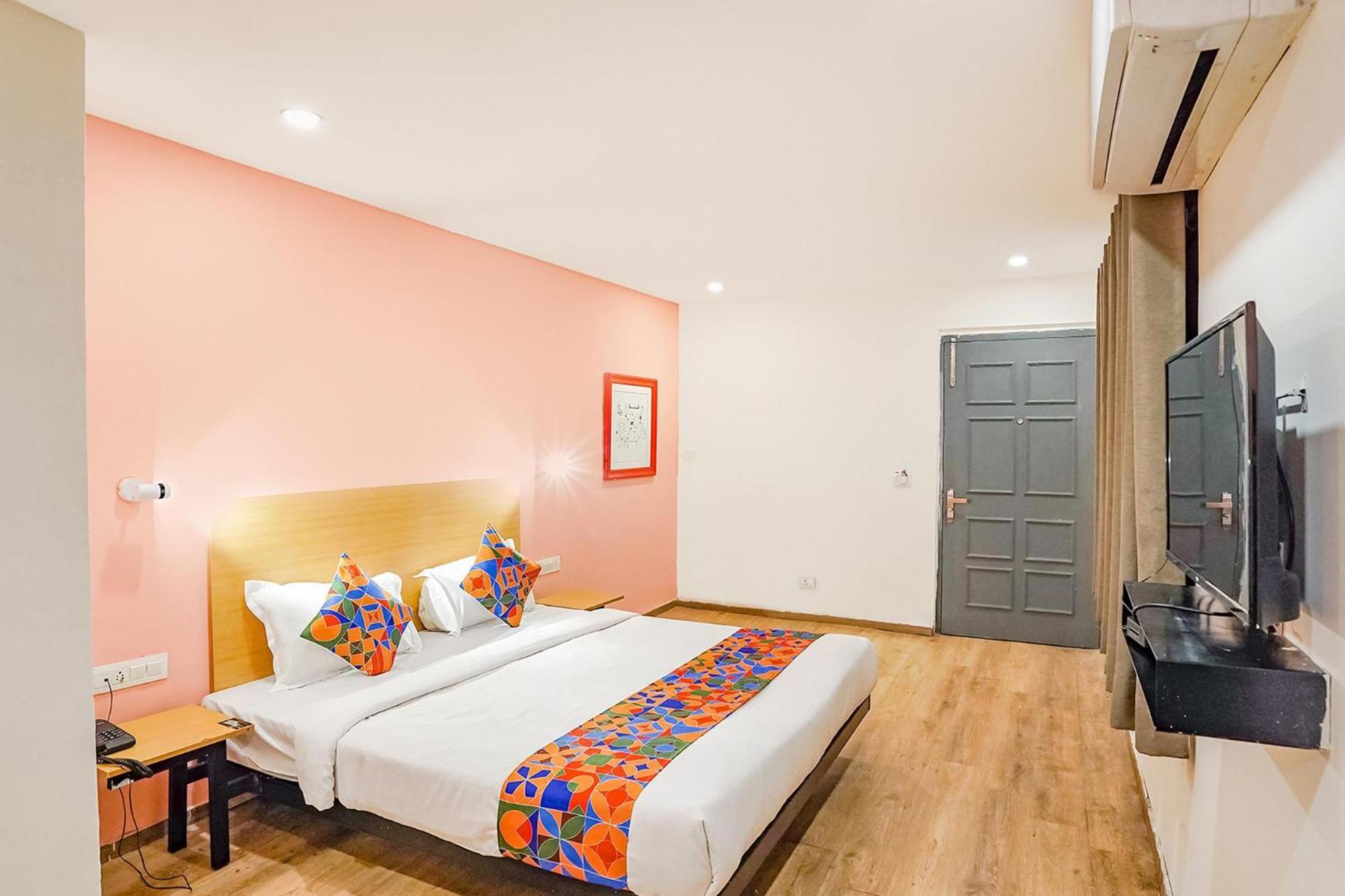 Super Townhouse O Hotel Aditya Residency Near Parthala Over Bridge Sector 121 Noida Indirapuram المظهر الخارجي الصورة