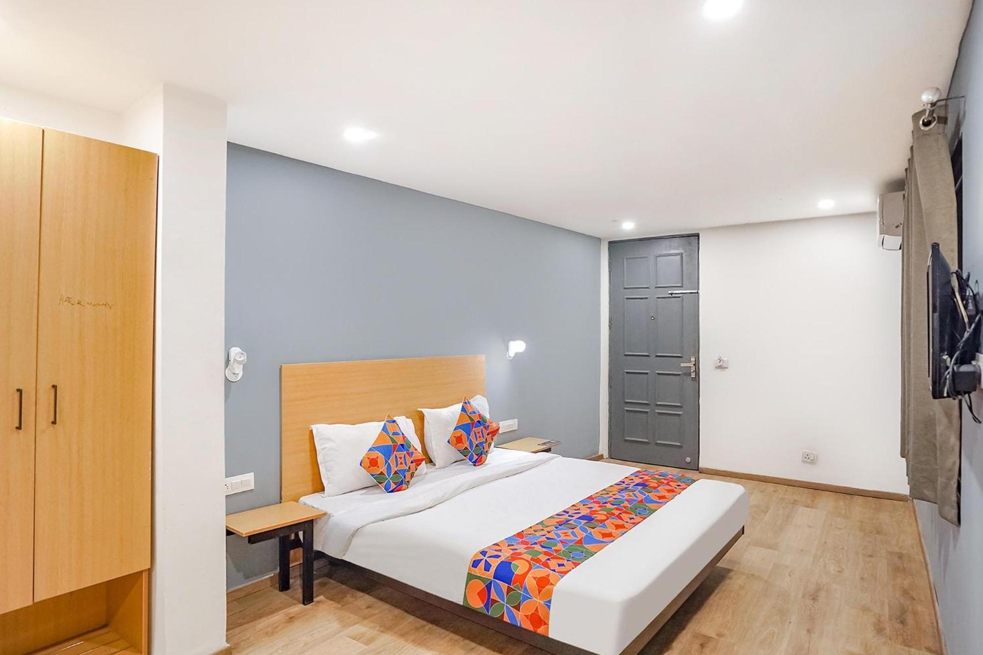 Super Townhouse O Hotel Aditya Residency Near Parthala Over Bridge Sector 121 Noida Indirapuram المظهر الخارجي الصورة