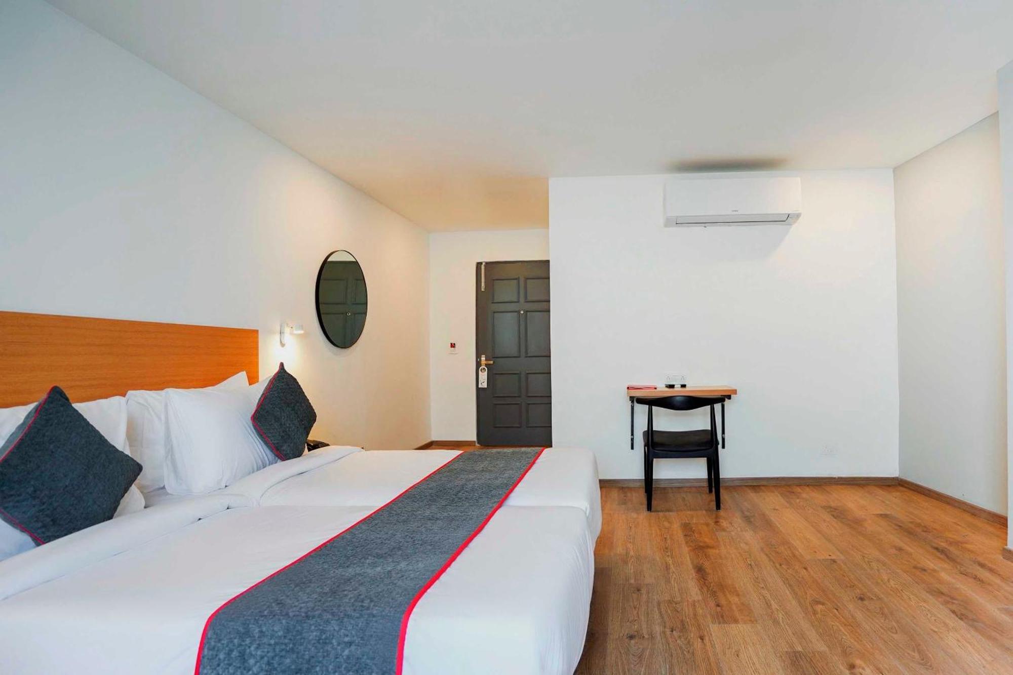 Super Townhouse O Hotel Aditya Residency Near Parthala Over Bridge Sector 121 Noida Indirapuram المظهر الخارجي الصورة